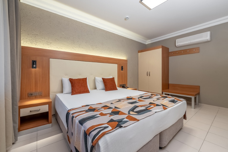 Havuz Manzaralı Suite Oda